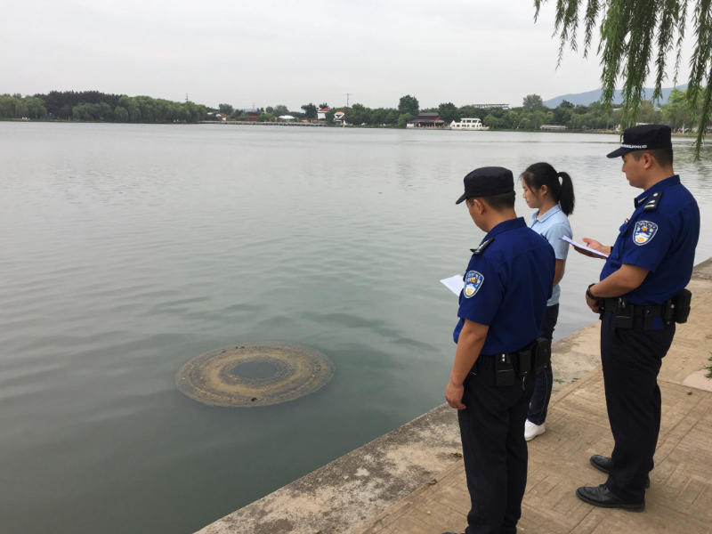 應急監督執法人員在觀測河道污水排放